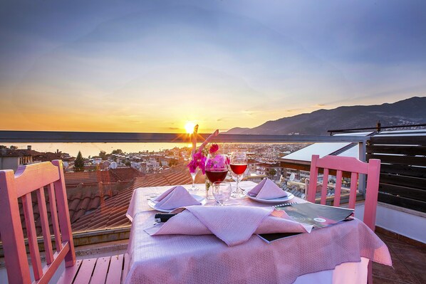 Serveert lunch en diner, internationale gerechten