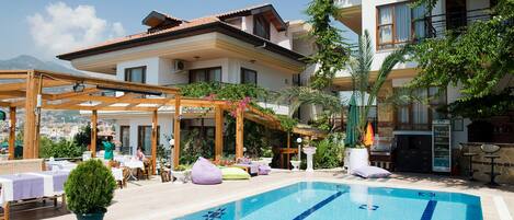 2 ulkouima-allasta, aurinkovarjoja, aurinkotuoleja