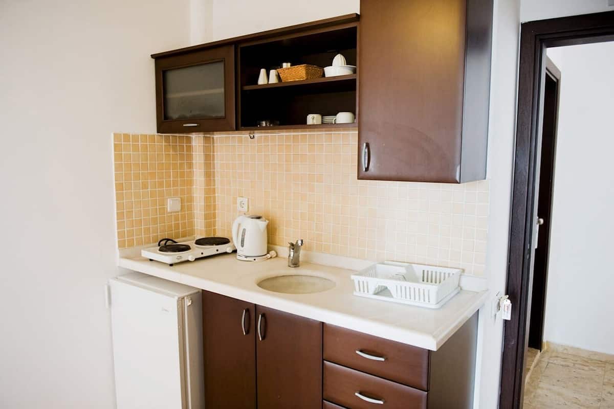 Refrigerador, placa de cocina, tetera/pava eléctrica