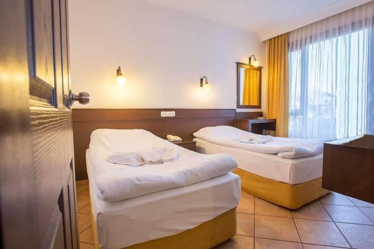In-room safe, desk, soundproofing, free WiFi