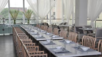 Breakfast, lunch and dinner served