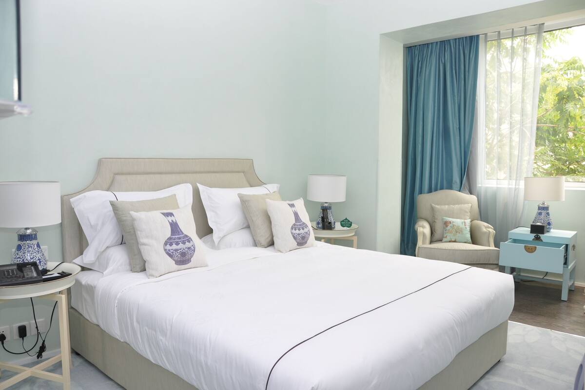 Deluxe Room, 1 King Bed | Premium bedding, down comforters, pillowtop beds, in-room safe