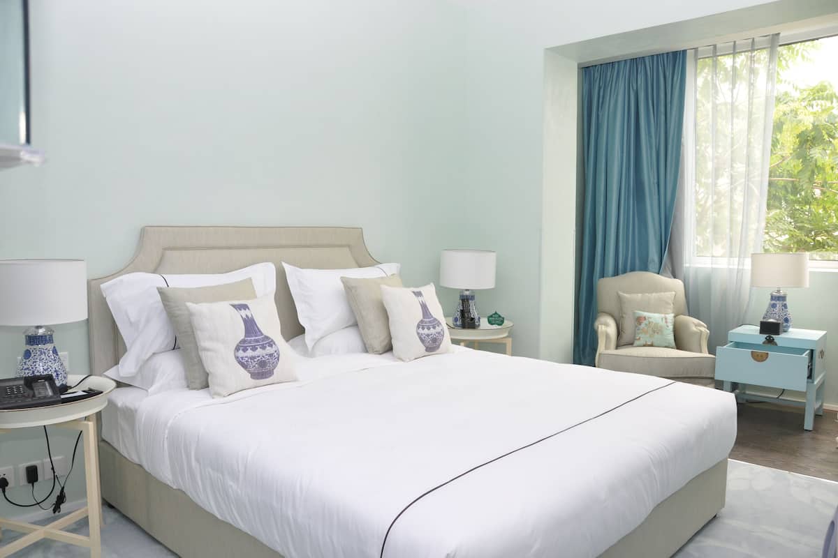 Deluxe Room, 1 King Bed | Premium bedding, down comforters, pillowtop beds, in-room safe