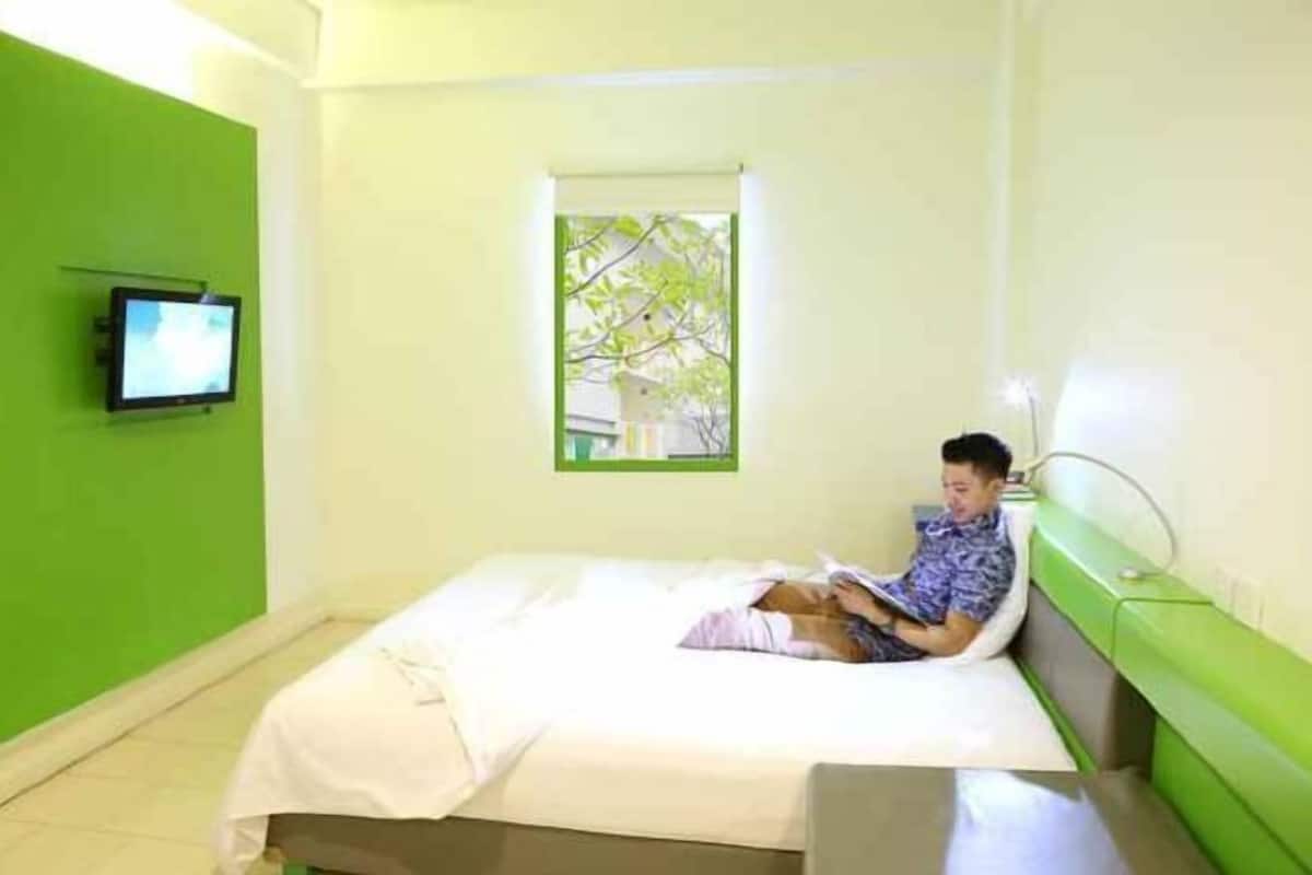 Ropa de cama de alta calidad, escritorio, cortinas opacas y wifi gratis