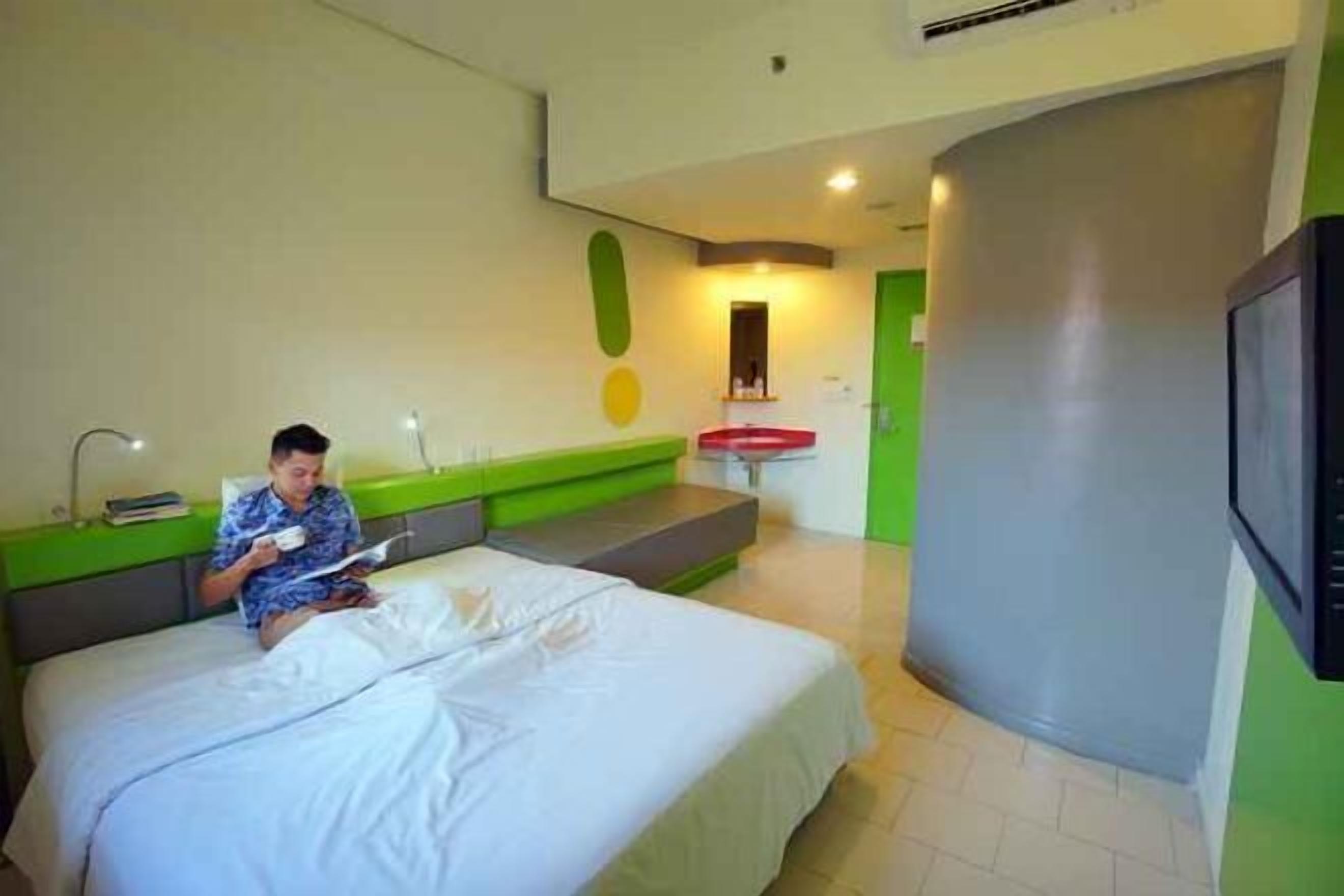 Seprai premium, meja kerja, tirai kedap cahaya, dan Wi-Fi gratis