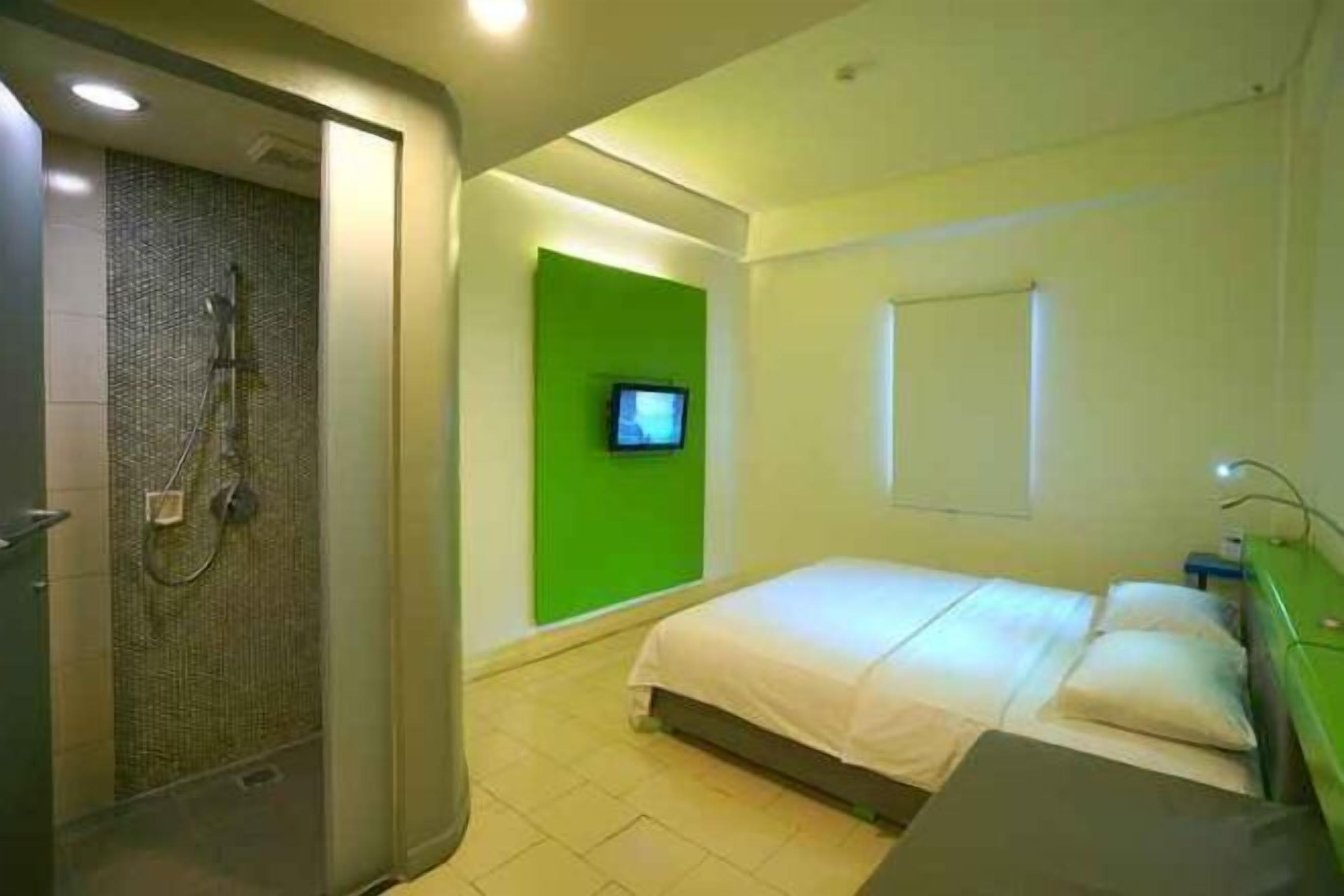 Premium bedding, desk, blackout curtains, free WiFi