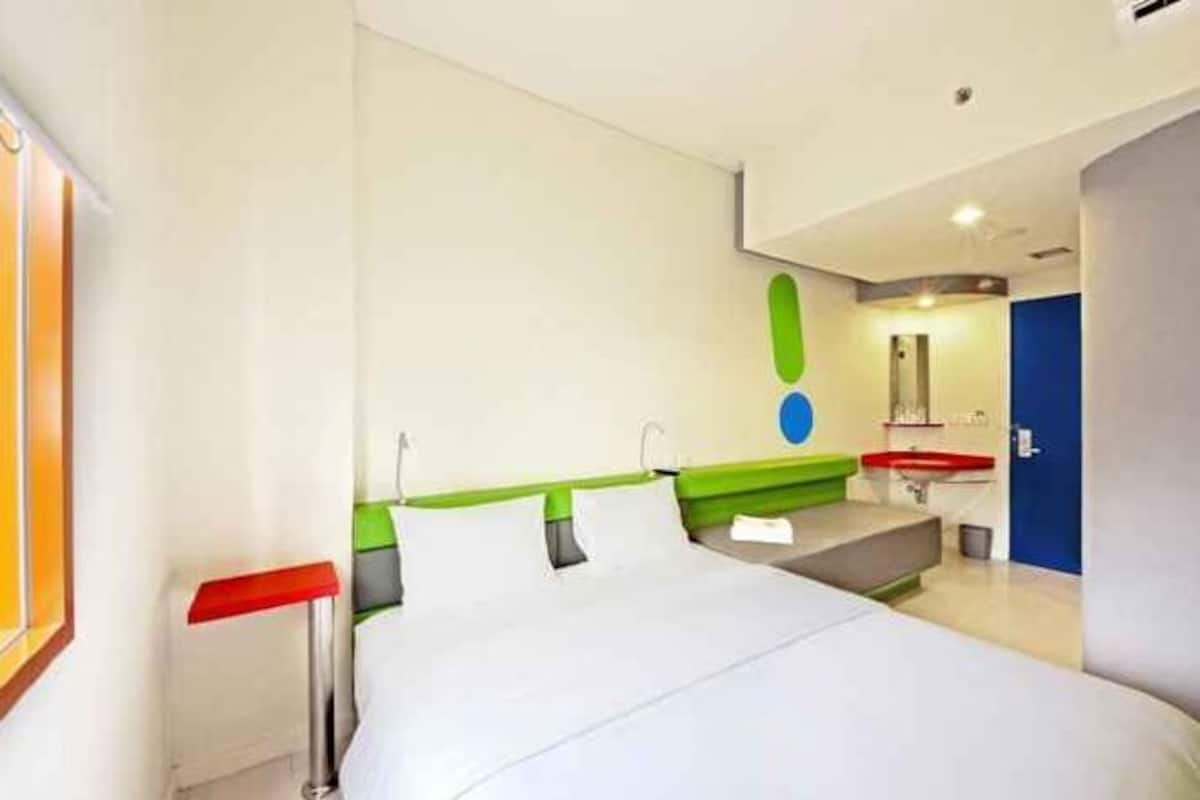 Roupas de cama premium, escrivaninha, cortinas blackout