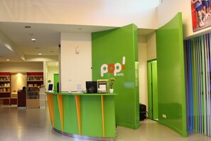 Reception - POP! Hotel Sangaji Yogyakarta (Yogyakarta)