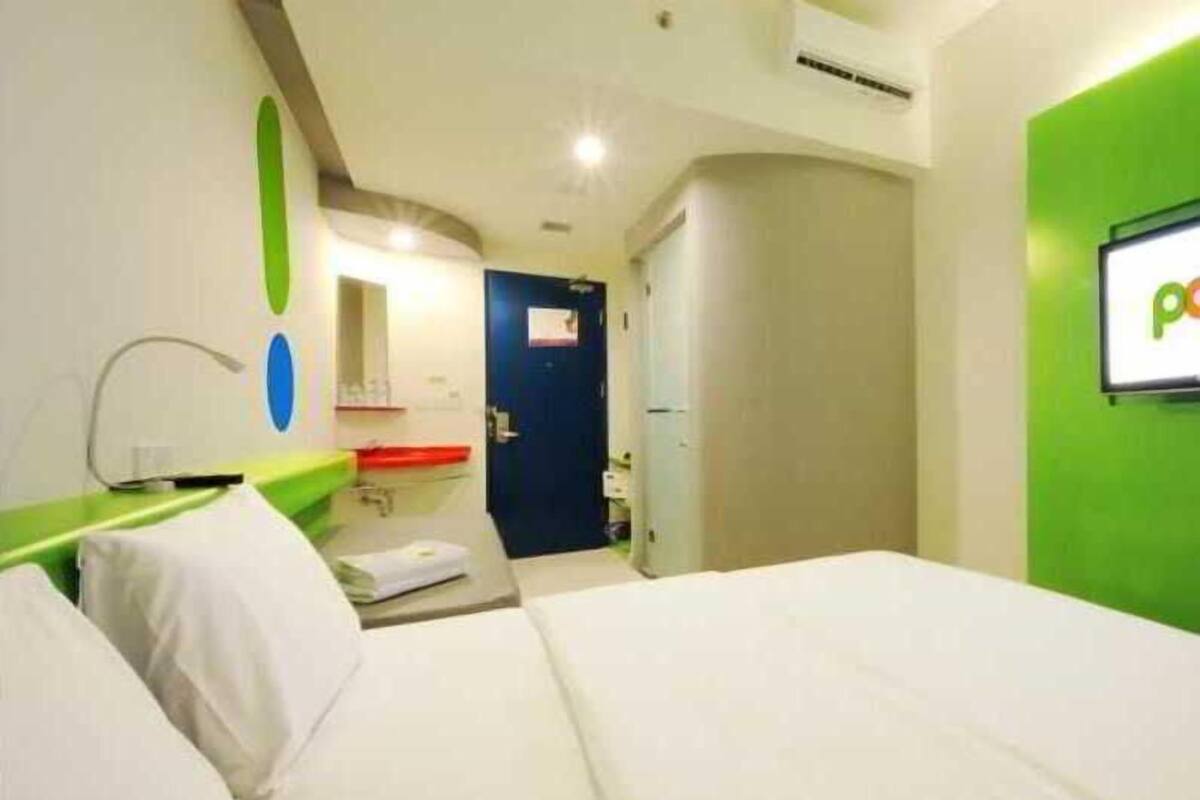 Premium bedding, desk, blackout curtains, free WiFi