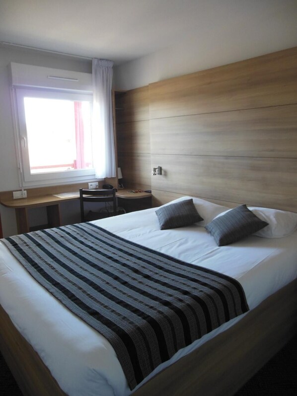 Bureau, système d’insonorisation, lit d’appoint (supplément)