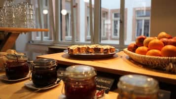 Desayuno buffet diario (EUR 10 por persona)