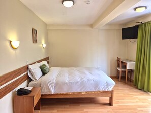 Kamar Single | Seprai premium, brankas, meja kerja, dan tirai kedap cahaya