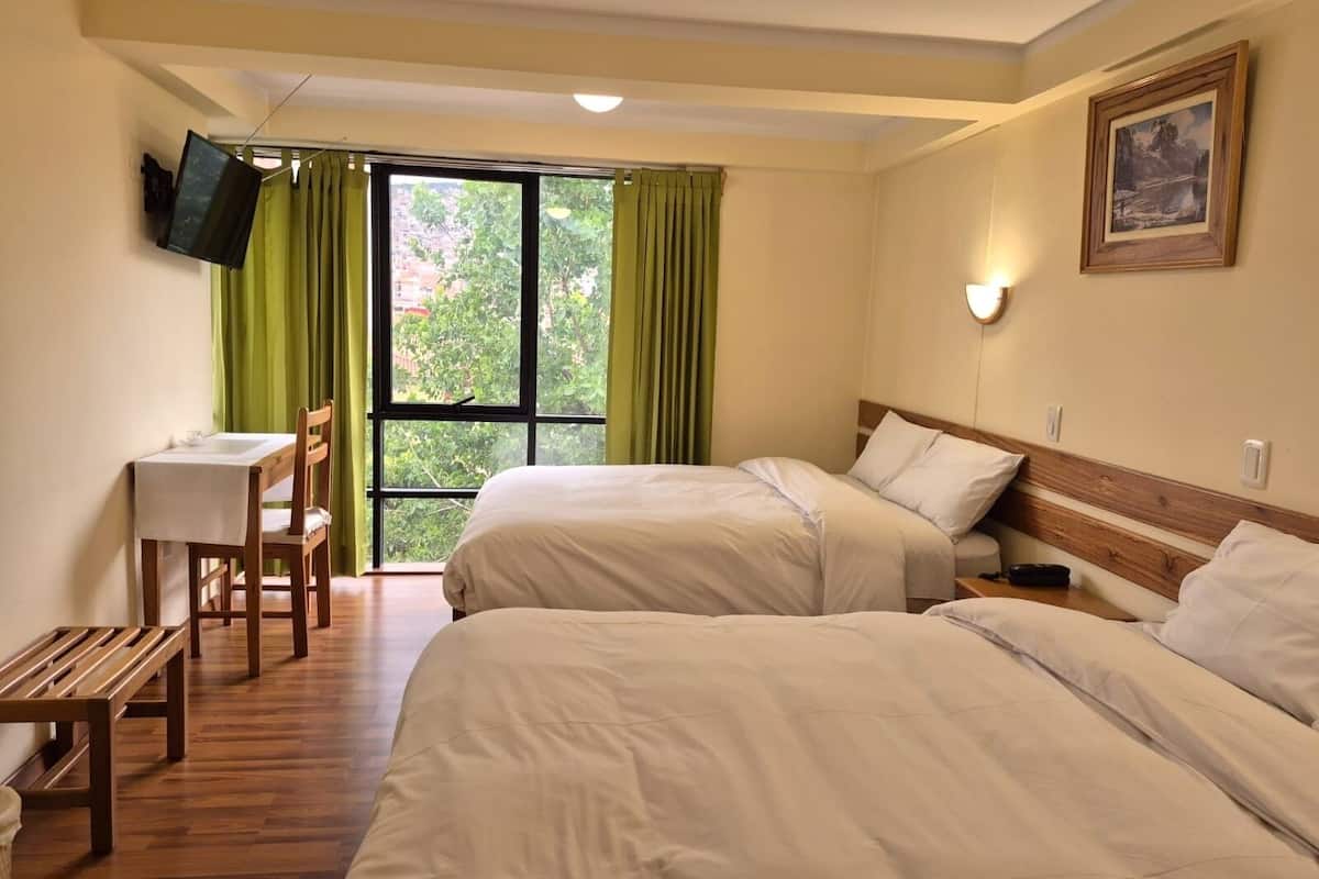 أغطية فراش متميزة وخزنة داخل الغرفة ومكتب وستائر تعتيم