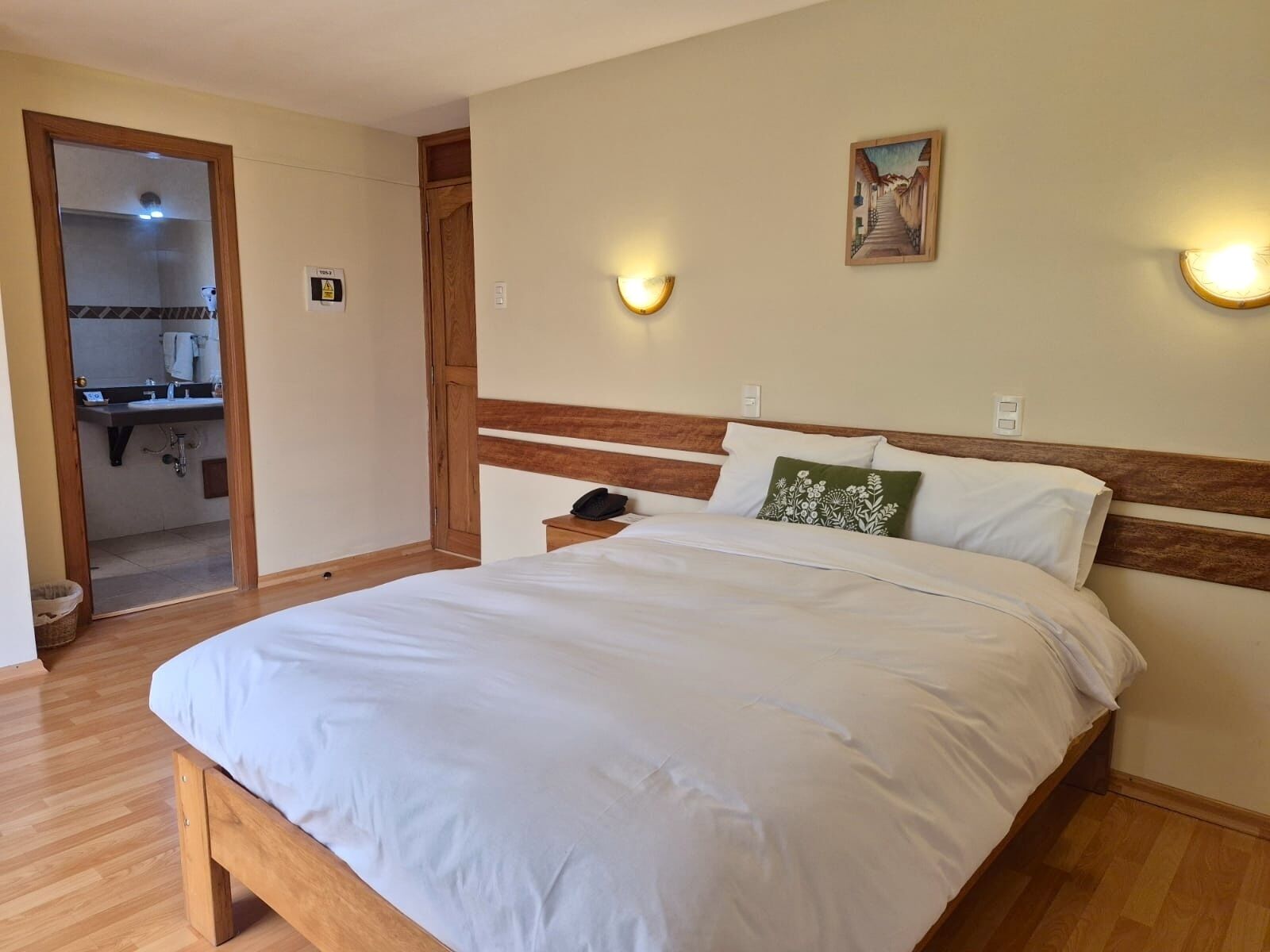 أغطية فراش متميزة وخزنة داخل الغرفة ومكتب وستائر تعتيم