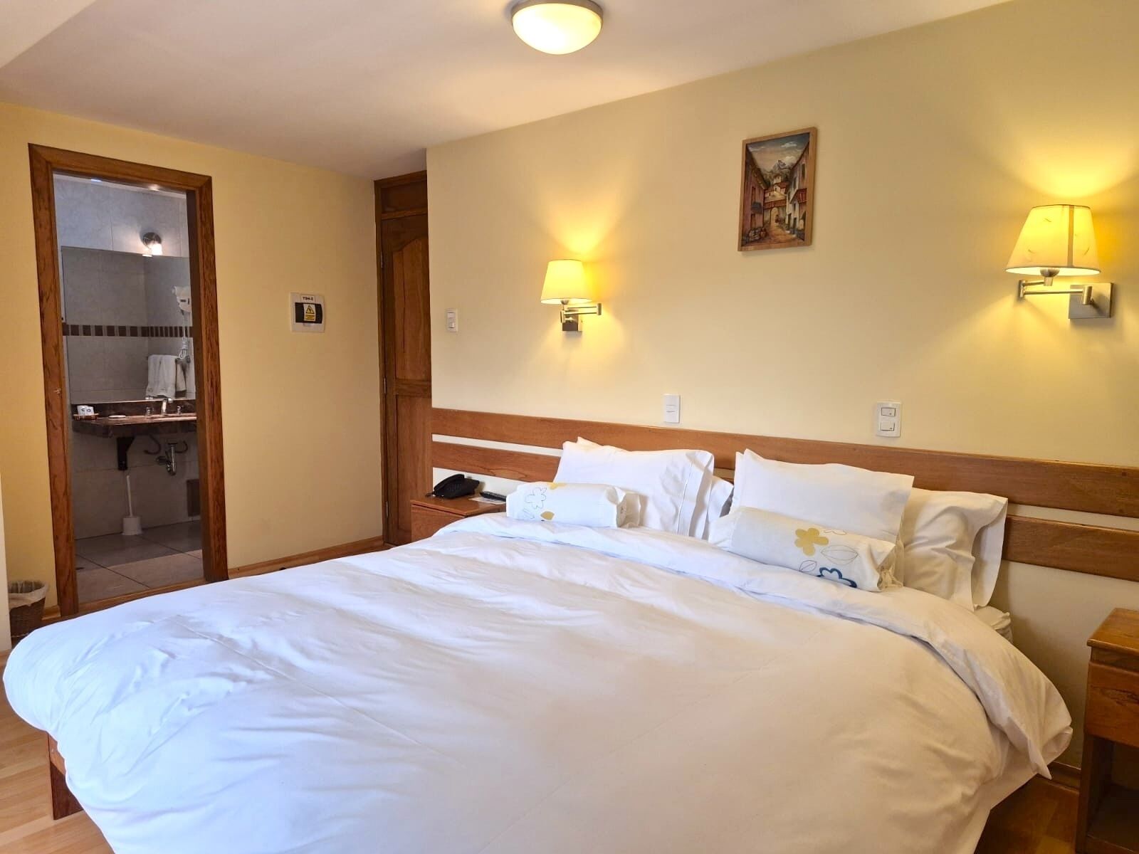 舒适客房 | 高档床上用品、客房内保险箱、办公桌、遮光窗帘