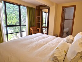 Comfort Room | Premium bedding, in-room safe, desk, blackout drapes