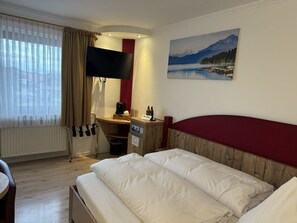Habitació bàsica, 1 llit de matrimoni | Matalassos amb encoixinament addicional i minibar 