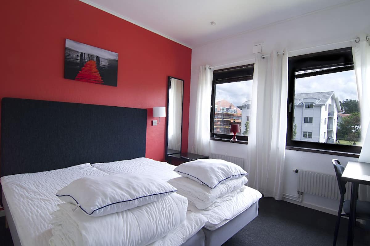 Double or Twin Room, Shared Bathroom | Desk, blackout drapes, WiFi (free), bed sheets