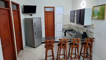 Apartment, 2 Bedrooms, Kitchen | Private kitchen | Microwave