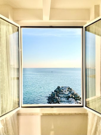 Minibar, muebles diferentes, escritorio y wifi gratis