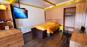 Minibar, individually decorated, individually furnished, desk