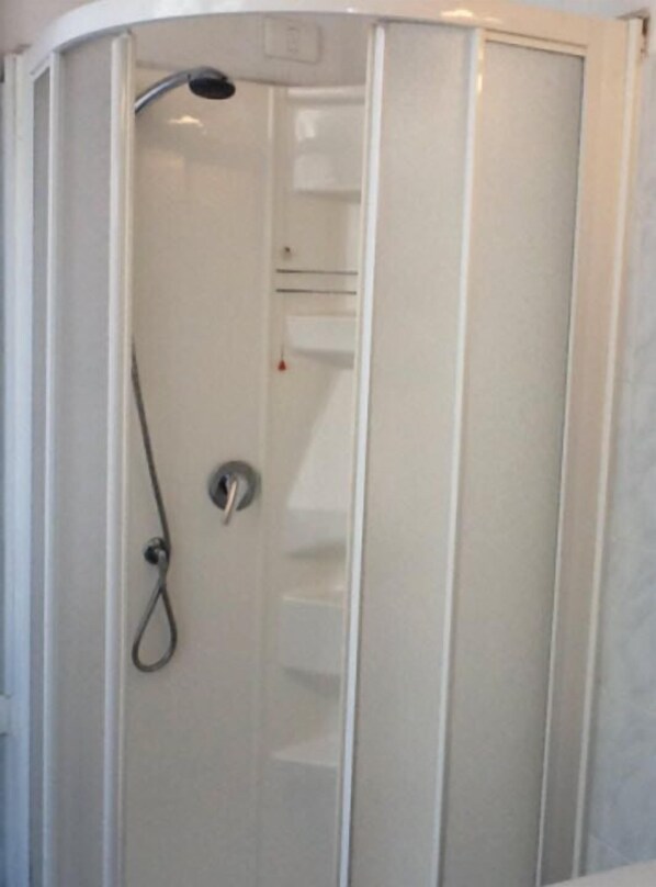 Shower, free toiletries, hair dryer, bidet