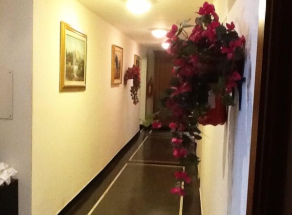 Interior entrance - Hotel Bernheof (Genoa)