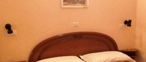 Tomannsrom – basic, eget bad | Sengetøy av topp kvalitet, skrivebord og strykejern/-brett