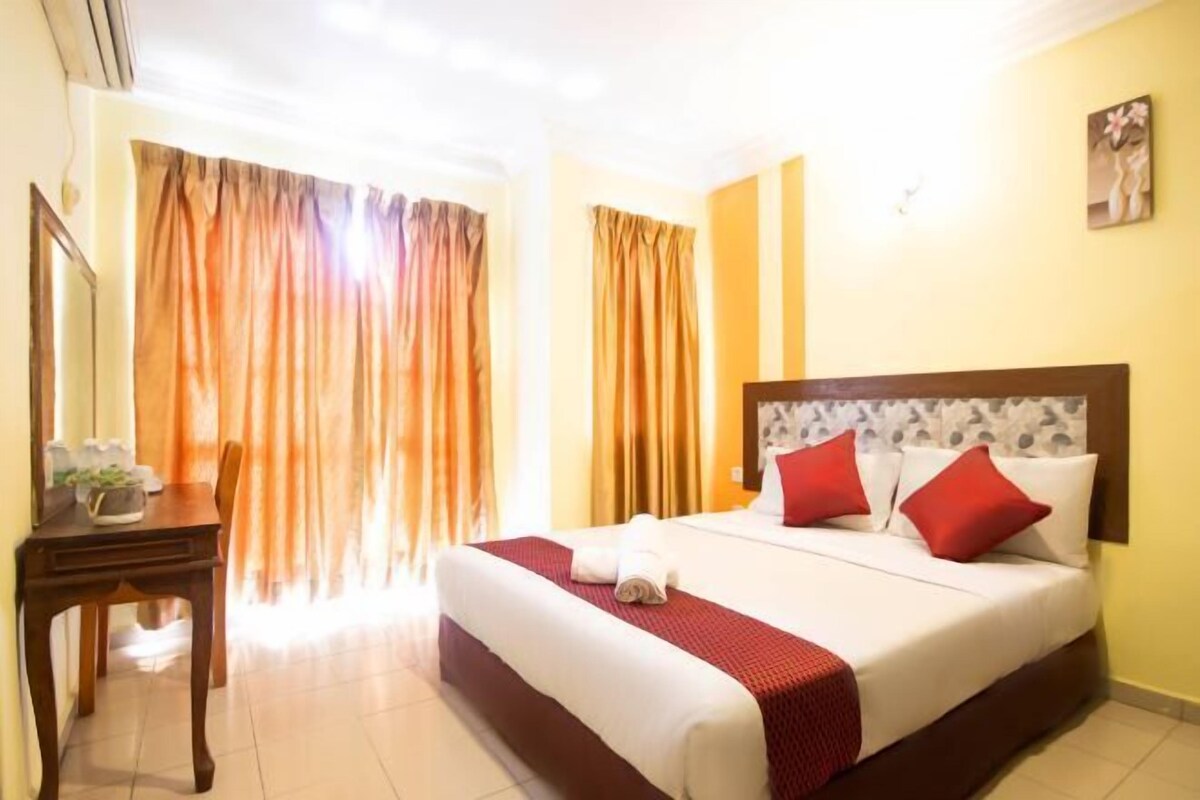 1 bedroom, down comforters, desk, laptop workspace