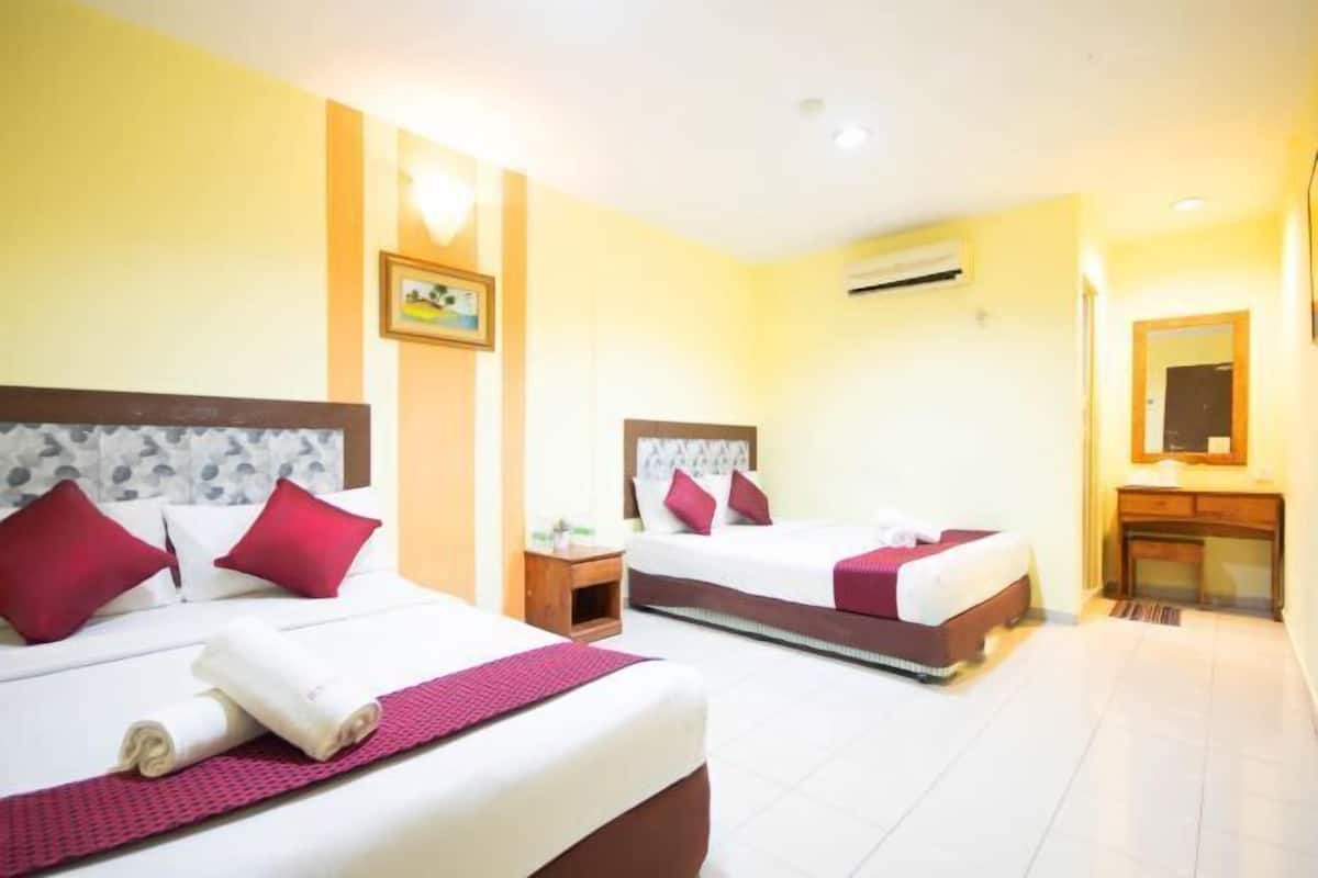 1 bedroom, down comforters, desk, laptop workspace