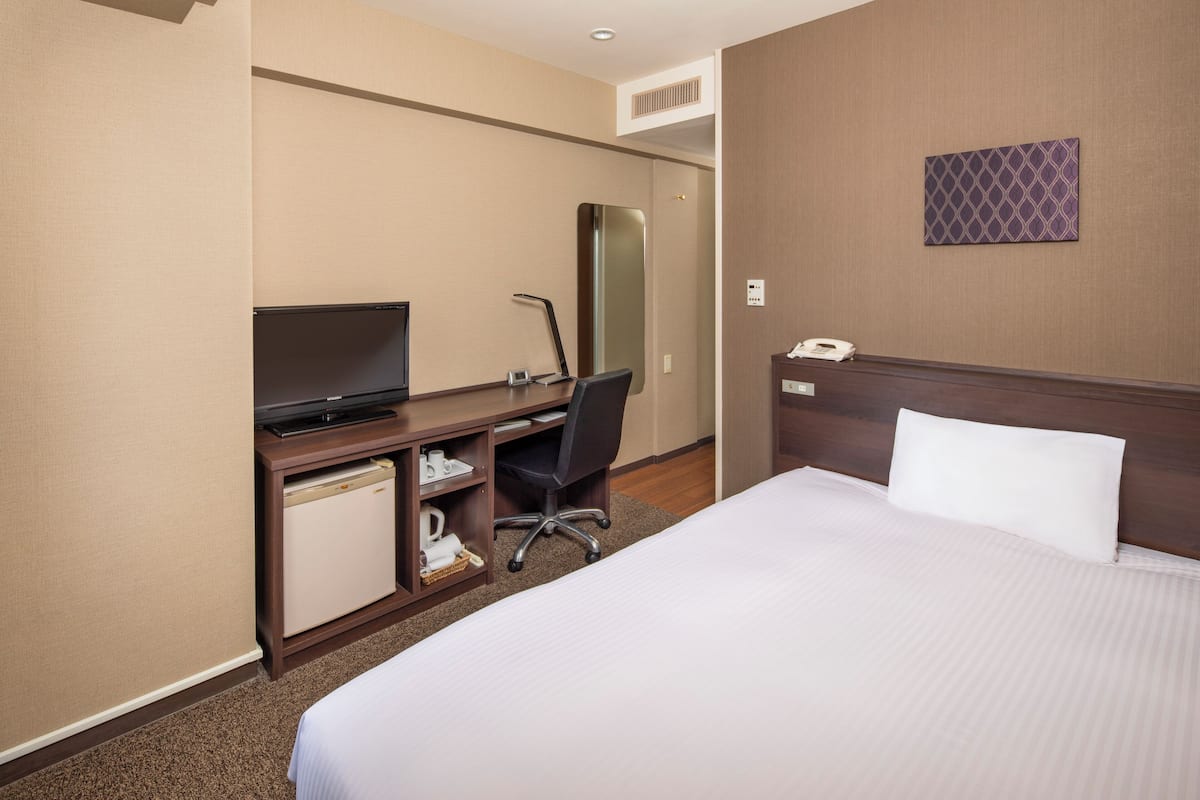 Desk, free WiFi, bed sheets
