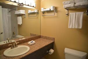 Combined shower/tub, hair dryer, towels