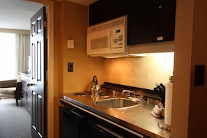 Quarto, 2 quartos | Cozinha americana privada | Geladeira, micro-ondas, cooktop, cafeteira/chaleira