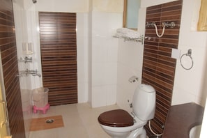 Family Room | Bathroom | Shower, free toiletries, hair dryer, towels