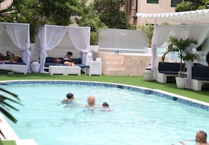 Außenpool, Sonnenschirme, Liegestühle