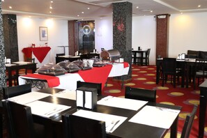 2 restaurants; breakfast, lunch, and dinner served