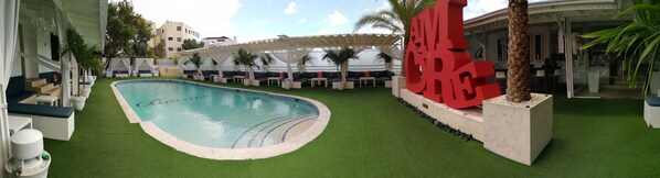 Poolside bar