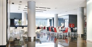 Desayuno continental (USD 4 por persona)