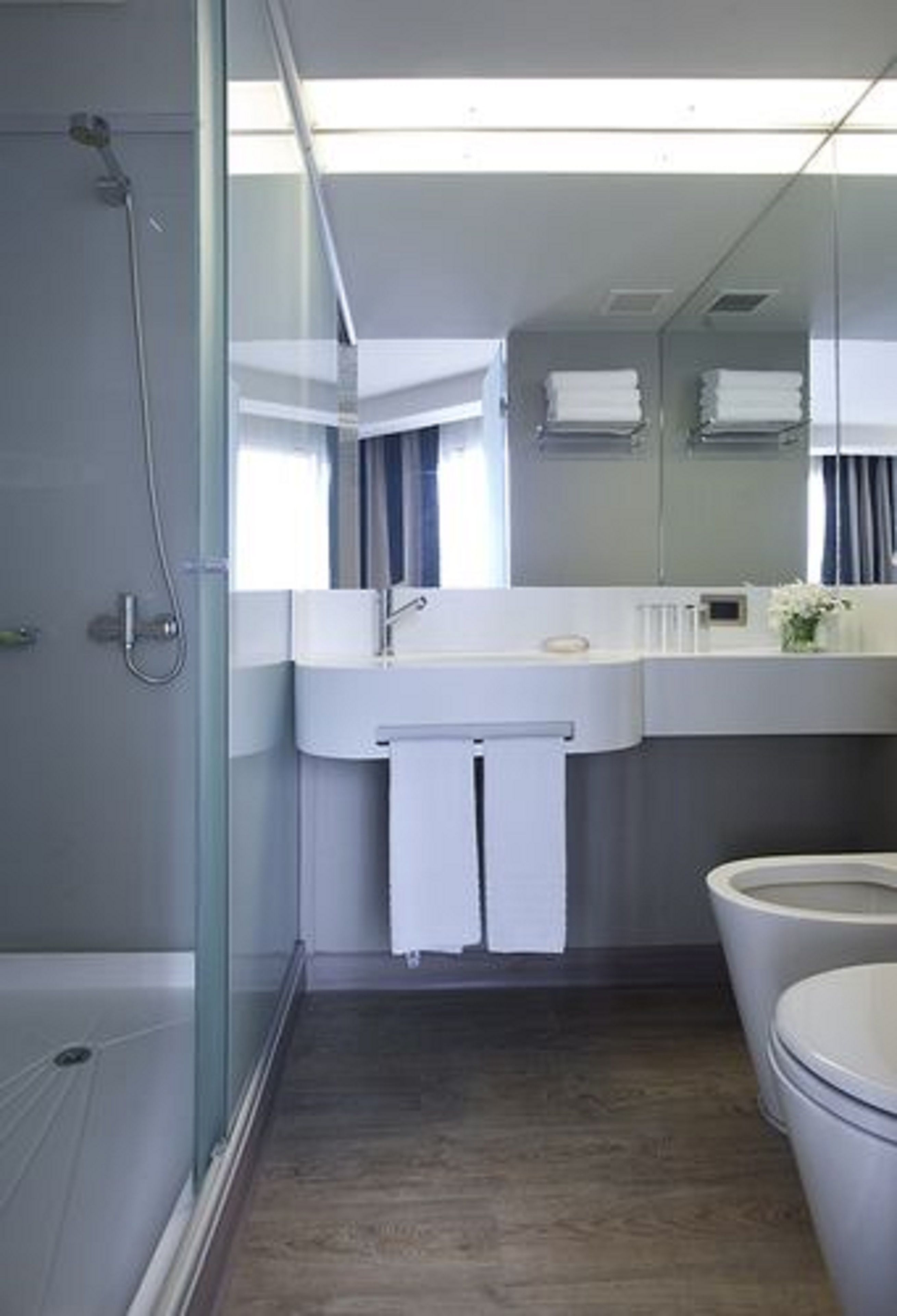 standard triple room | bathroom | shower, rainfall showerhead, free toiletries, hair dryer