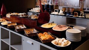 A buffet with various food items and beverages. - Two Hotel Buenos Aires (Buenos Aires)