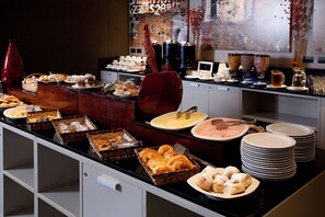 Desayuno continental (USD 5 por persona)