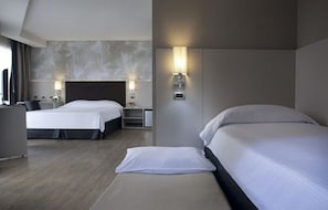 Standard fyrbäddsrum | Allergitestade sängkläder, duntäcken och minibar