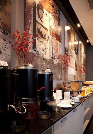 Desayuno continental diario (USD 4 por persona)