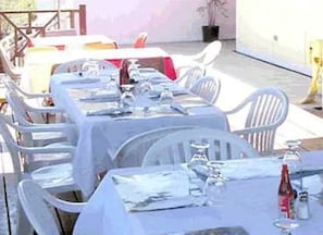 Serviço de café da manhã, almoço, jantar; vistas para a praia