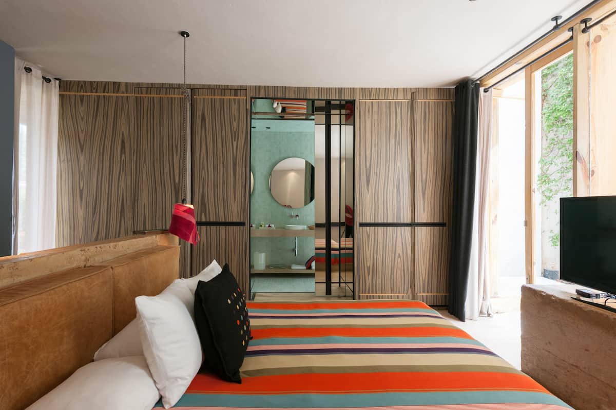 1 bedroom, egyptian cotton sheets, premium bedding, down duvets