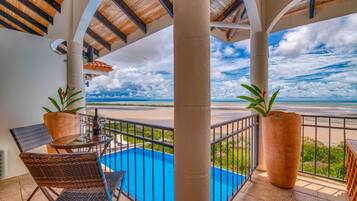 Suite, 1 King-Bett, Meerblick | Terrasse/Patio