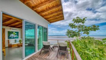 Suite de lujo, 1 cama King size y sofá cama, vista al océano | Terraza o patio