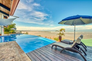 Outdoor pool, free cabanas, sun loungers