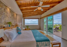 Suíte superluxo, 1 cama King e sofá-cama, vista para o oceano | Cofres nos quartos, escrivaninha, Wi-Fi de cortesia, roupa de cama