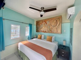 Ropa de cama de alta calidad y caja de seguridad en la habitación 